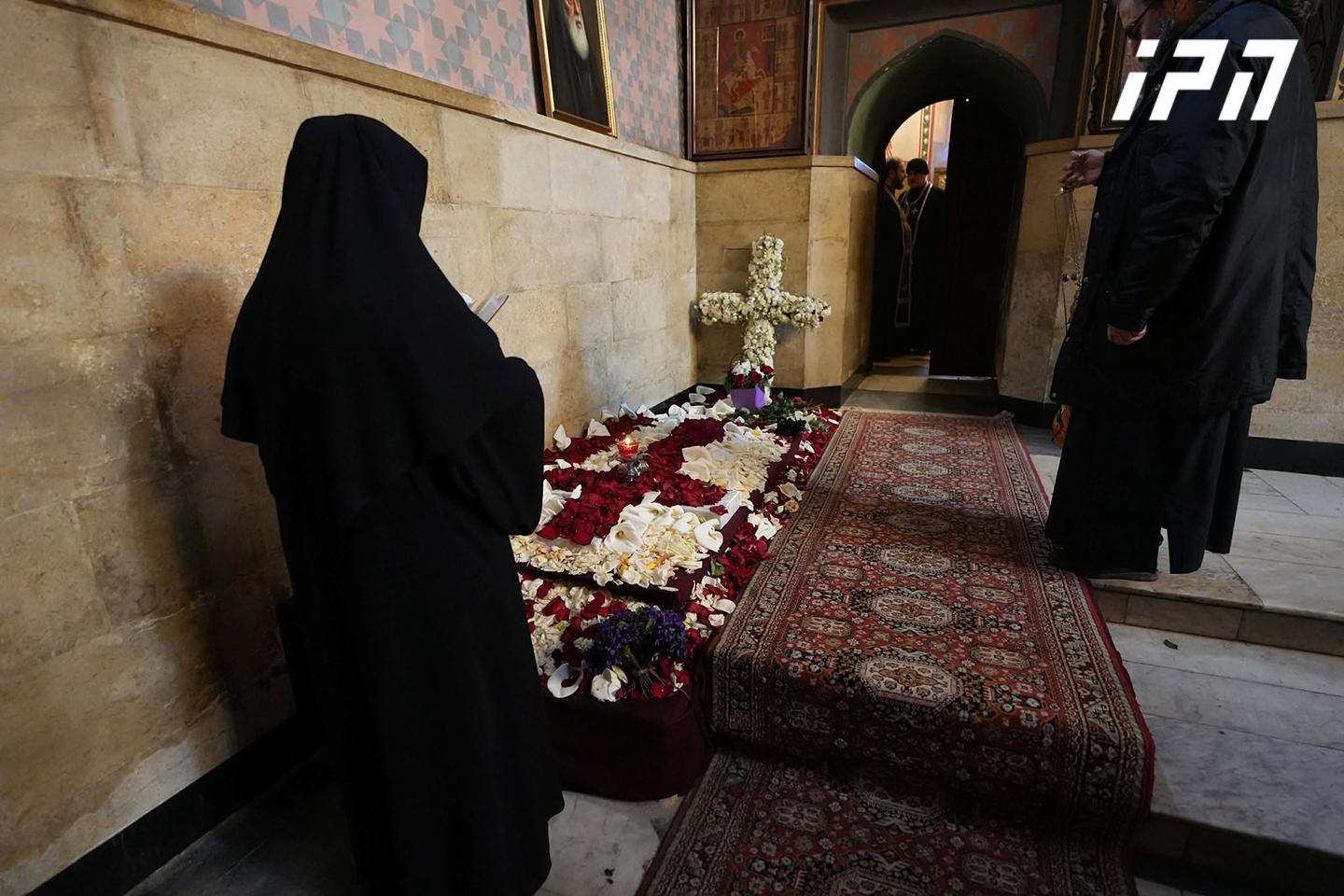 სიონის საპატრიარქო ტაძარში, ილია მეორის საფლავზე, მოქალაქეები დილიდან მიდიან