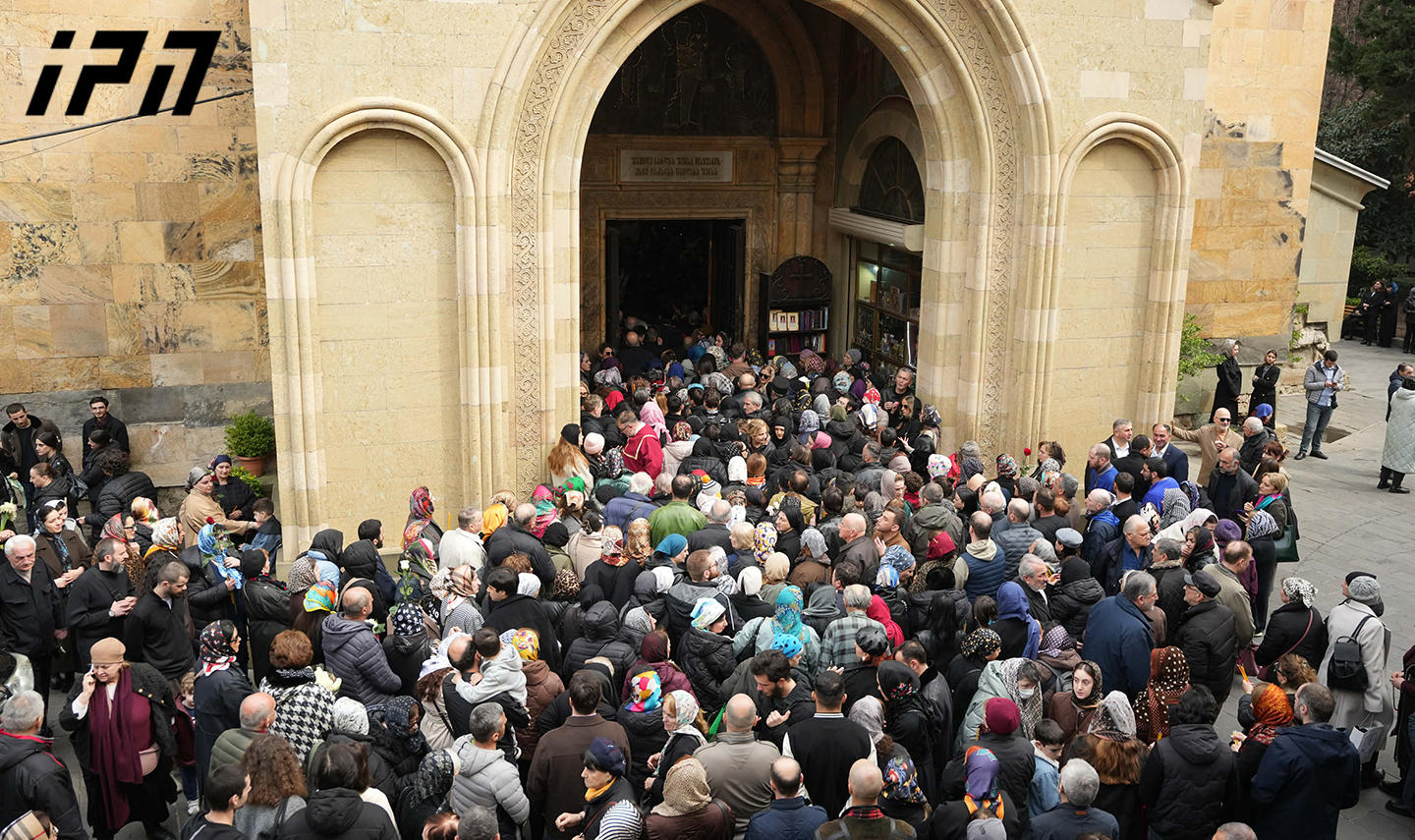 სიონის საპატრიარქო ტაძარში, ილია მეორის საფლავზე, მრევლი პატივის მისაგებად დილიდან მიდის