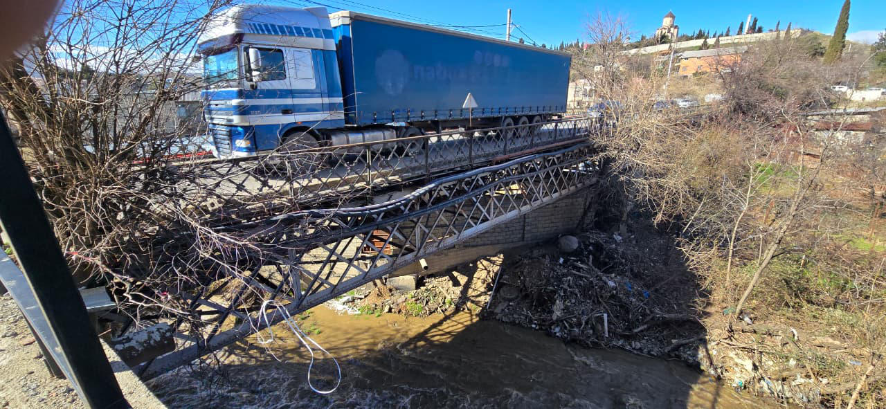 კახა კალაძე - მდინარე დიღმურაზე, თეთრი დუქნის ქუჩაზე მდებარე საავტომობილო ხიდის დემონტაჟი და ახალი ხიდის მშენებლობა იწყება