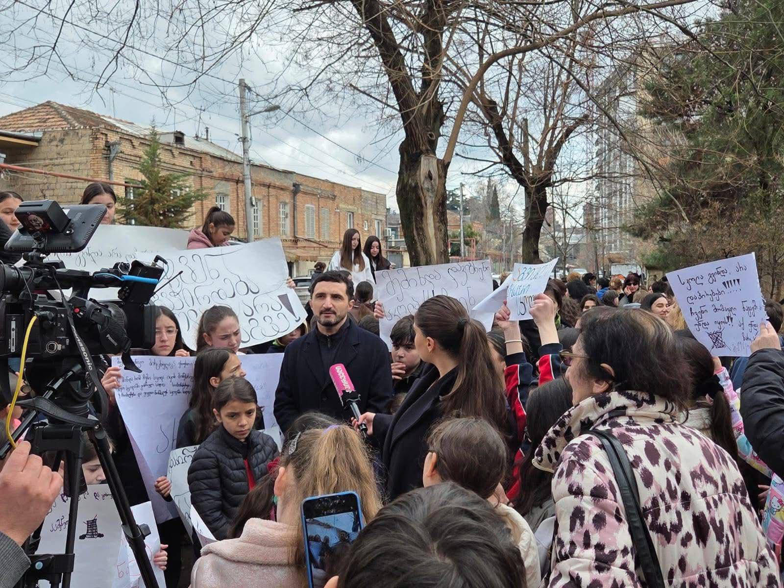 ნიკა ჩერქეზიშვილი - მოვუწოდებ ინფრასტრუქტურის მინისტრს, მოადგილესა და სხვა პასუხისმგებელ წარმომადგენლებს, მოვიდნენ მე-14 სკოლასთან - აიღონ პასუხისმგებლობა, რომ შესაძლებლად მოკლე დროში ააშენებენ სკოლას