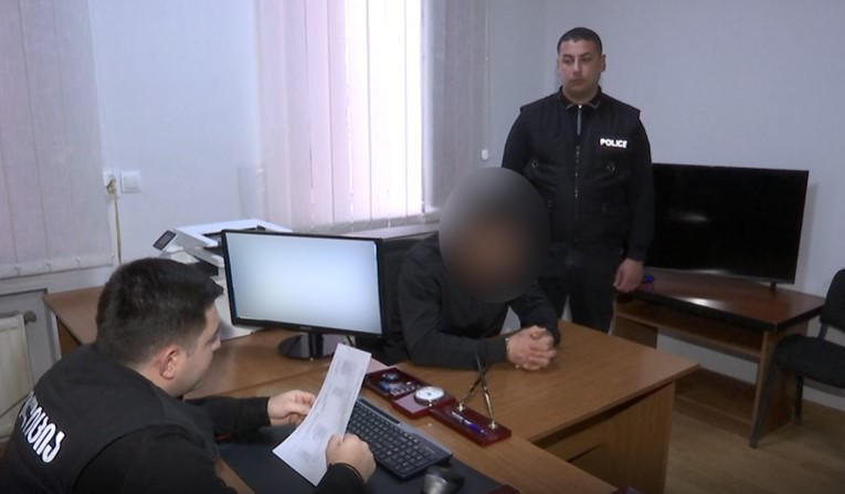 პოლიციამ მამაკაცი ორსული მეუღლის მიმართ ჩადენილი მუქარის, ძალადობისა და  გაუპატიურების ბრალდებით დააკავა