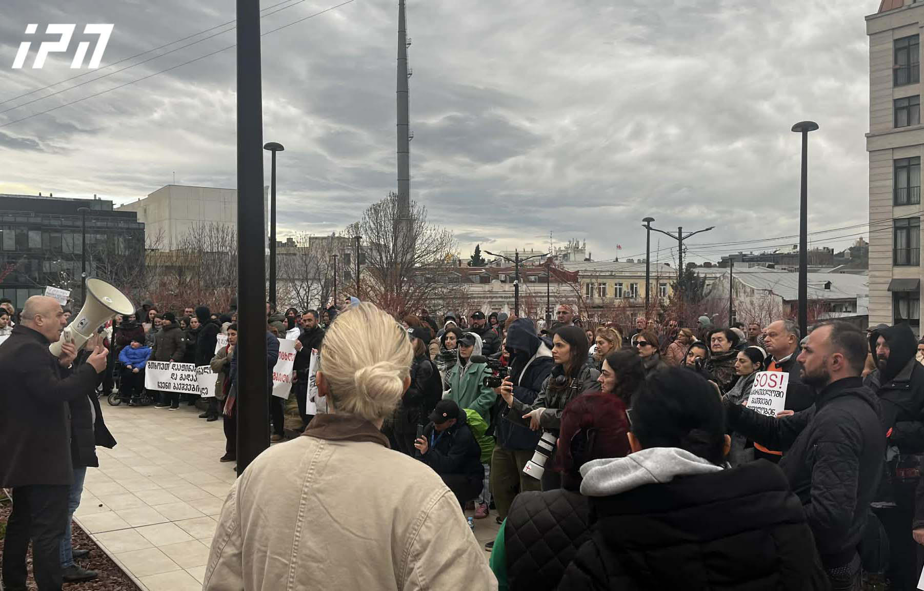 მთავრობის ადმინისტრაციასთან დიუშენით დაავადებული ბავშვების მხარდამჭერი აქცია გაიმართა