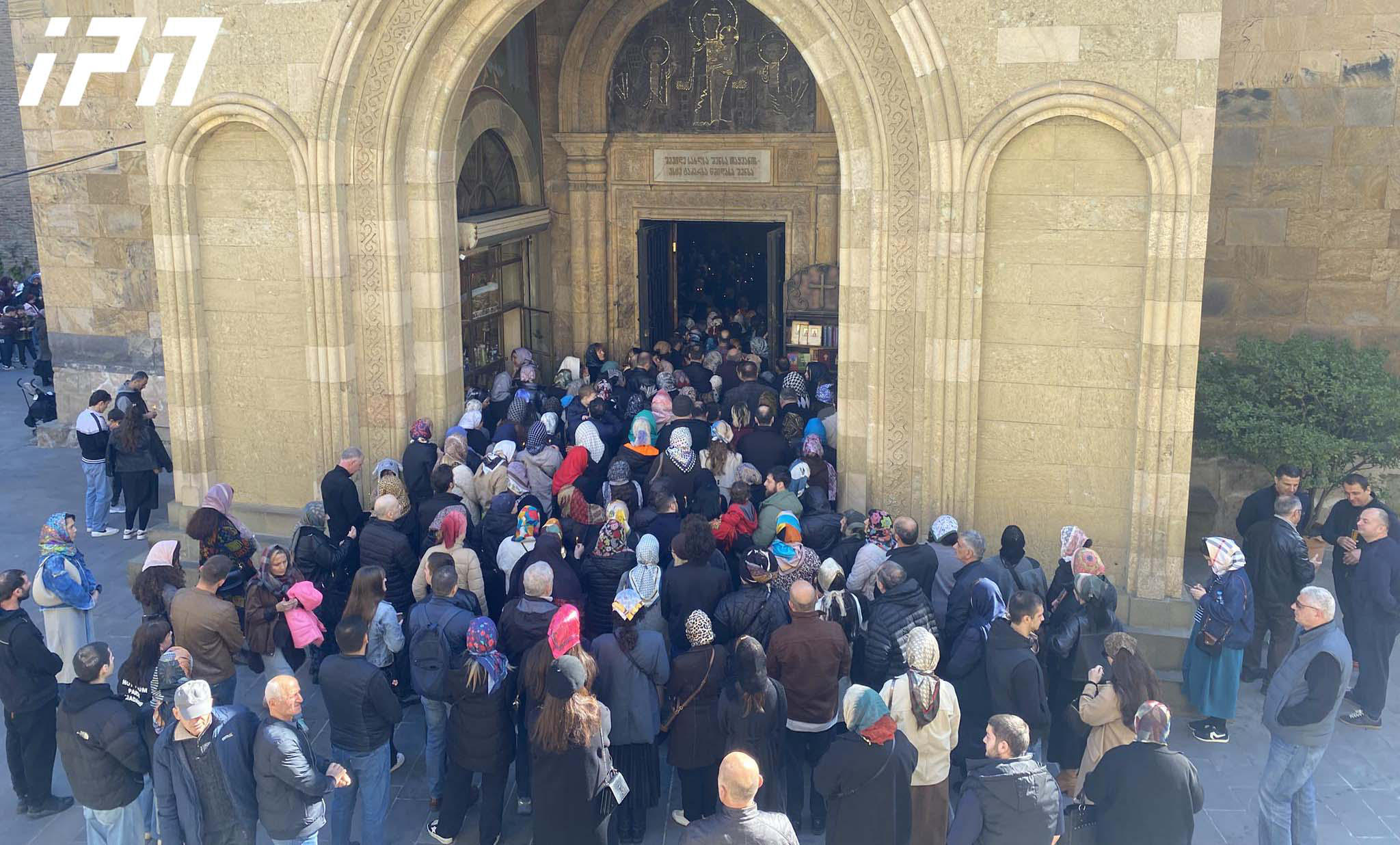 სიონის საპატრიარქო ტაძარში მიტროპოლიტი შიო წირვას აღავლენს