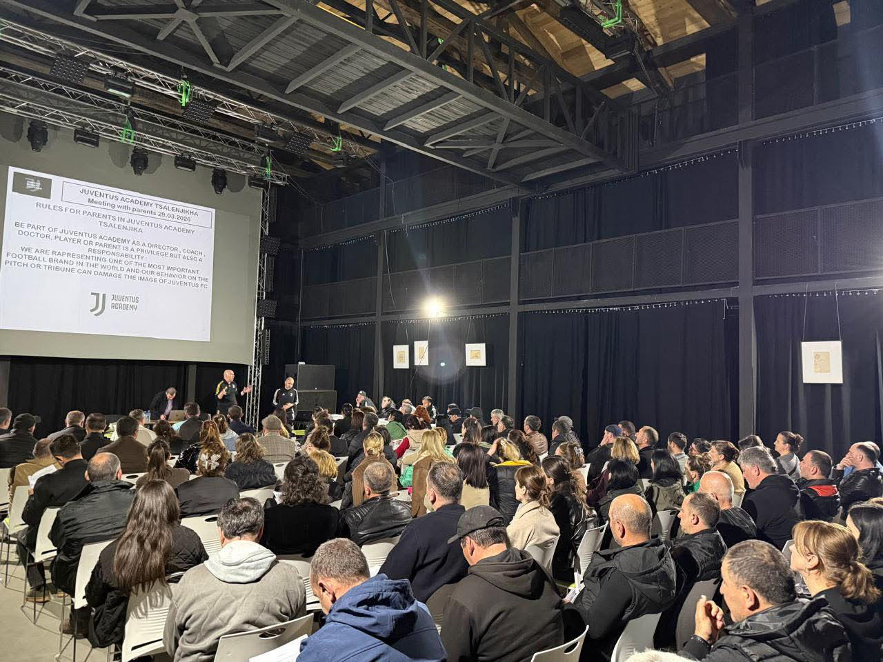 „იუვენტუსის აკადემია წალენჯიხას“ ხელმძღვანელობამ და სამწვრთნელო შტაბმა ფეხბურთელების მშობლებთან შეხვედრა გამართა