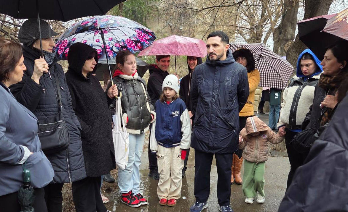 ნიკა ჩერქეზიშვილი - მე-4 დღეა, მე-14 საჯარო სკოლის მოსწავლეების, მშობლებისა და მასწავლებლების ნაწილის საპროტესტო აქცია მიმდინარეობს სკოლის დანგრეული შენობის წინ - ვითარება მოითხოვს დაუყოვნებელ რეაგირებას