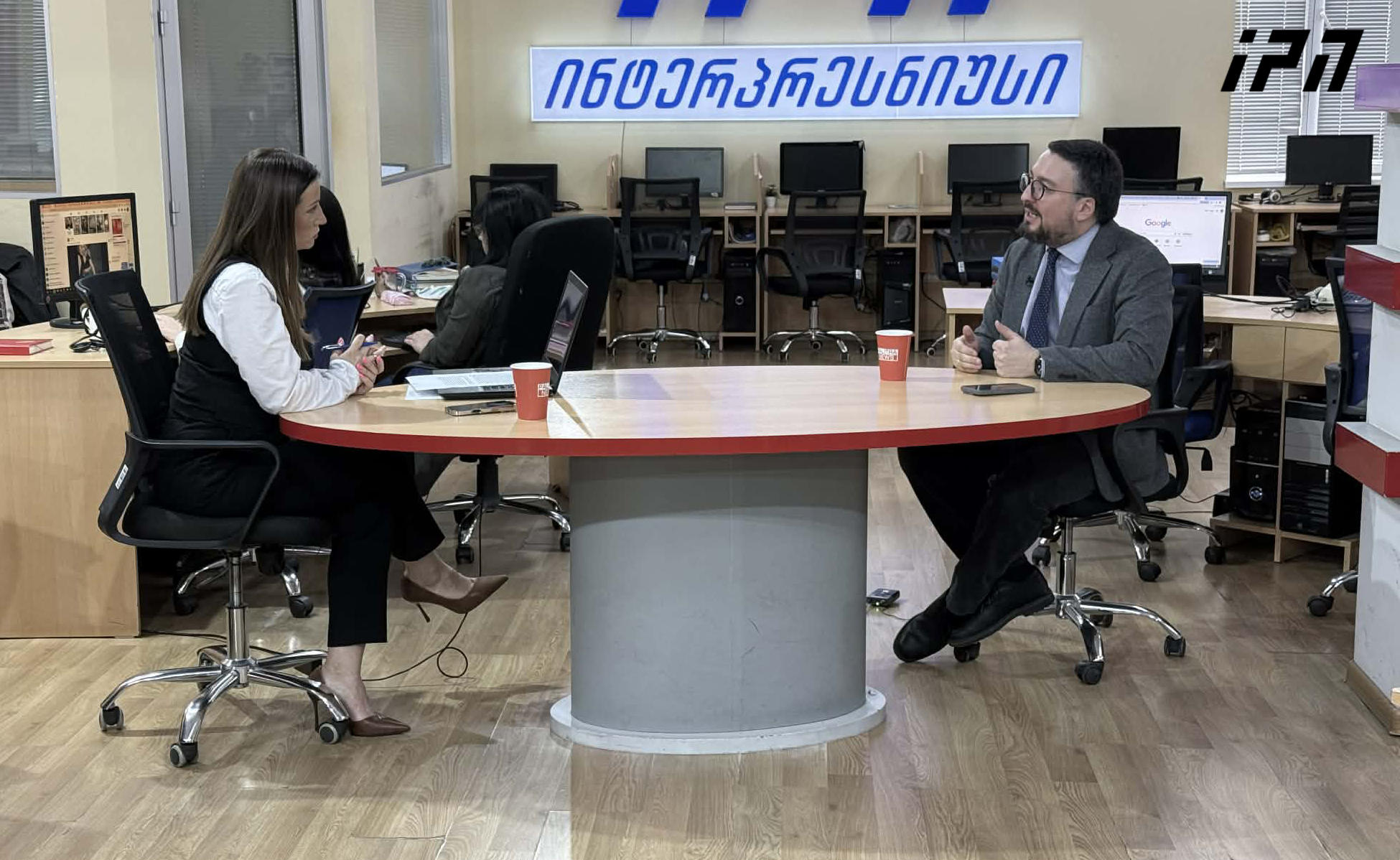 თაზო დათუნაშვილი - ვეთანხმები პაპუაშვილს, რომ ჩვენი პოზიცია ყველასთან უნდა დავიცვათ, ოღონდ რატომ ლაპარაკობს მარტო ევროკავშირზე? რამდენიც ეკუთვნის რუსეთს, იმის ნახევარი მაინც თქვი! - თუ მხდალი არ ხარ, პაპუაშვილო, ამას რატომ არ აკეთებ?