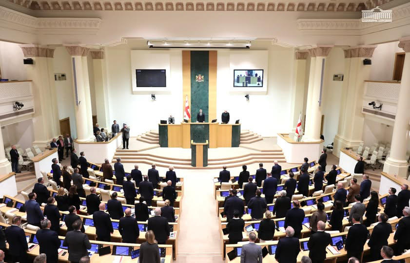 დეპუტატებმა, პარლამენტის პლენარულ სხდომაზე, კათოლიკოს-პატრიარქის ილია მეორის ხსოვნას წუთიერი დუმილით პატივი მიაგეს