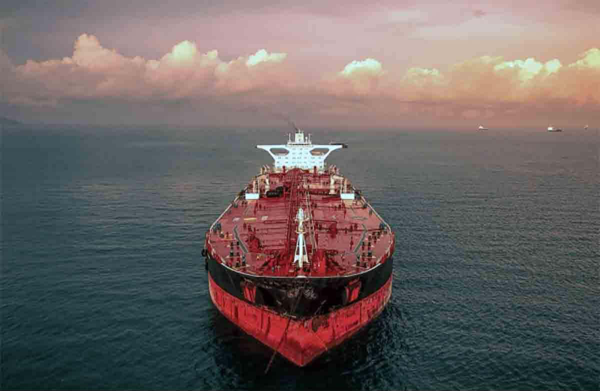 ირანმა კატარის ტერიტორიულ წყლებში ნავთობტანკერს დაარტყა