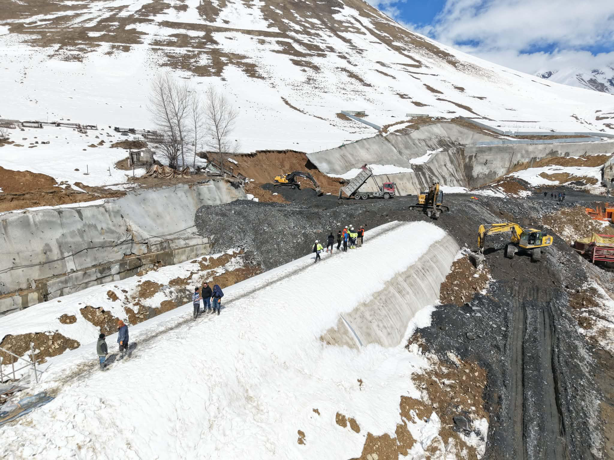 გზების დეპარტამენტი - სოფელ წკერეში, თოვლის დნობის შედეგად, ქვეშეთი-კობის გზის მშენებლობის პროექტის ფარგლებში, გვირაბის ღია წესით გაყვანისას დროებით გამაგრებული ფერდის ჩამოშლის გამო, სასაფლაოს ტერიტორია დაზიანდა