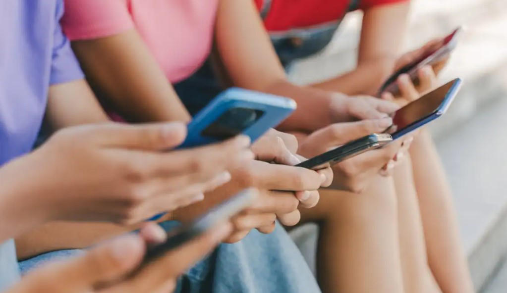 ფსიქოლოგი - ბავშვებს რაც შეიძლება გვიან უნდა მივცეთ ტელეფონებსა და გაჯეტებთან წვდომის შესაძლებლობა, წამოვიდა მოზარდებში ძილის დარღვევა, სკოლაში სიარულის სირთულეები, კონფლიქტურობა - ხშირად ბავშვები უფრო მართავენ მშობლებს