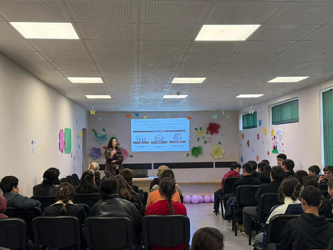 კონკურენციისა და მომხმარებლის დაცვის სააგენტოს წარმომადგენლებმა კახეთის რეგიონის სკოლებში საინფორმაციო-საგანმანათლებლო შეხვედრები გამართეს