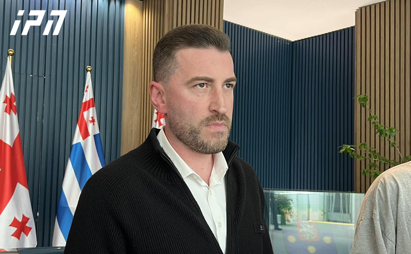 აჭარის უმაღლეს საბჭოში გახარიას პარტიის წევრი - როგორც ჩანს, დავით გაბაიძის გაწონასწორებული და დაბალანსებული პოზიციები არ აწყობდა „ოცნებას“ და გადაწყდა, რადიკალიზაციას მოუმატონ - ეს ყველაფერი შიდა კლანური დაპირისპირების შედეგია