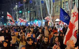 ფილარმონიიდან პარლამენტისკენ ლოზუნგით - „ერთად დამოუკიდებლობისთვის“, საპროტესტო მარში გაიმართა, რის შემდეგაც საკანონმდებლო ორგანოსთან აქცია განახლდა