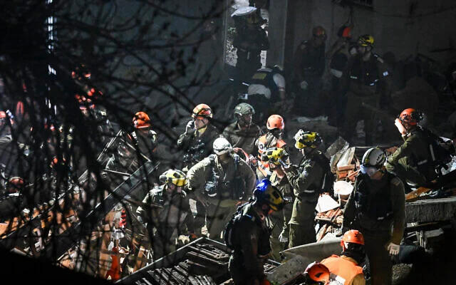 ისრაელში მაშველები ირანის სარაკეტო თავდასხმის შედეგად განადგურებული შენობის ნანგრევებში მოყოლილ ოთხ ადამიანს ეძებენ