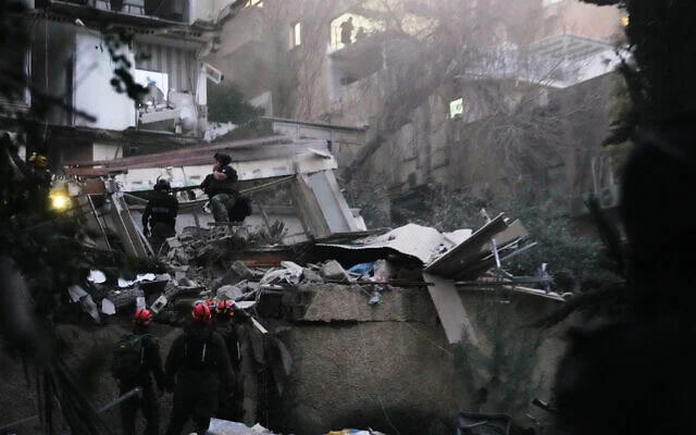 ისრაელის ქალაქ ხაიფაში, ირანის სარაკეტო თავდასხმის შემდეგ, შენობის ნანგრევებიდან ორი ადამიანის ცხედარი ამოიყვანეს