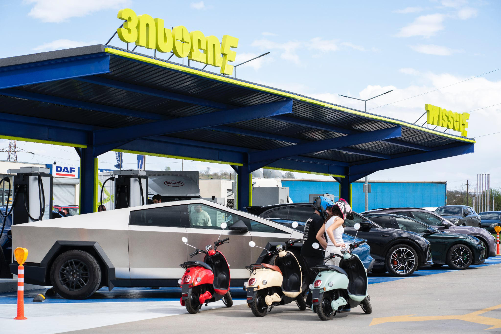 „ვისოლი“ ავტომაგისტრალის არგვეთას მონაკვეთზე საქართველოში ელექტრომობილების ყველაზე დიდ დამტენ სადგურს ხსნის