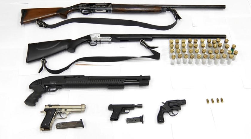 პოლიციამ თბილისსა და რეგიონებში უკანონო ცეცხლსასროლი იარაღი და საბრძოლო მასალა ამოიღო