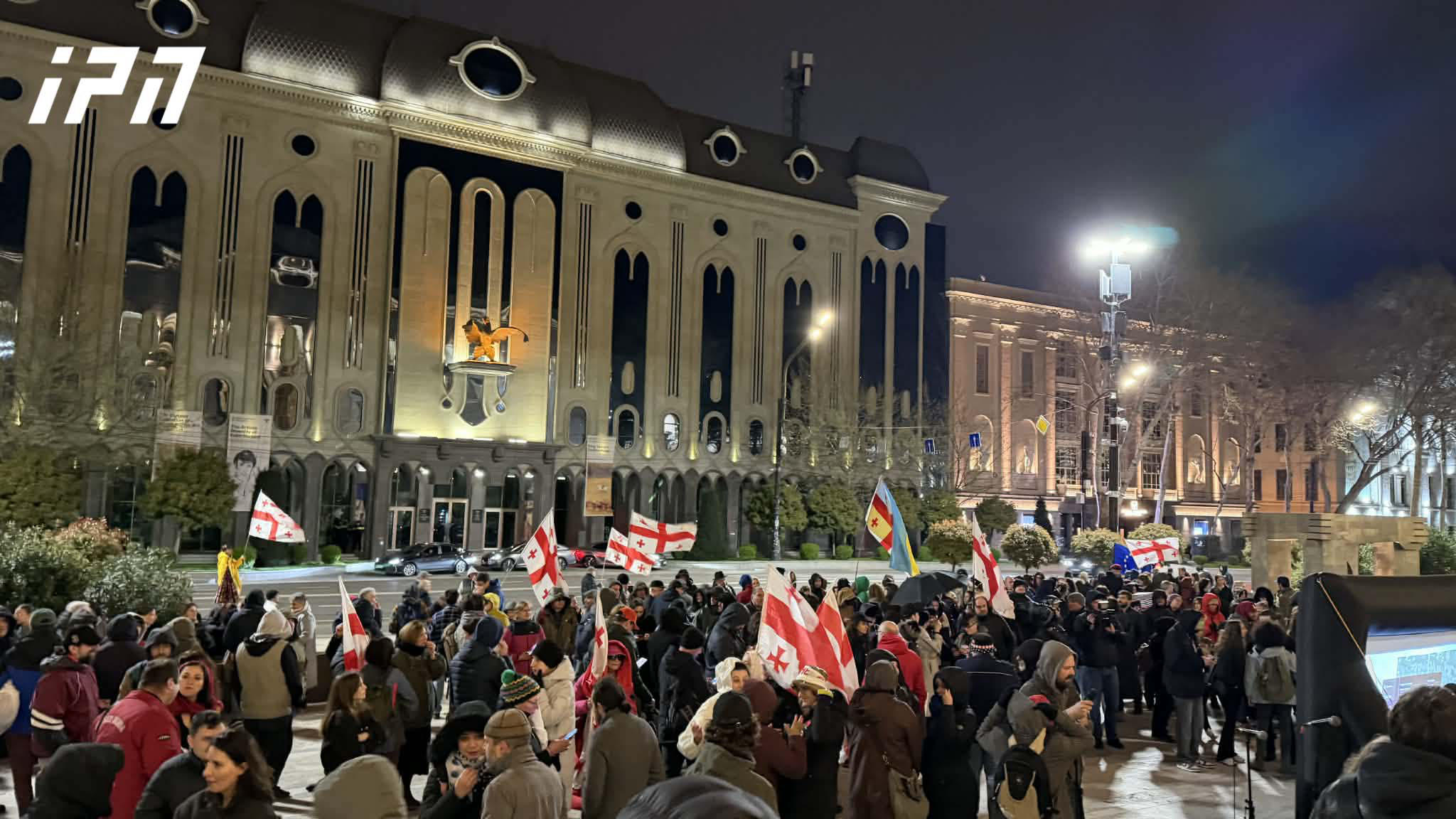 მოქალაქეები ლოზუნგით - ,,თავისუფლებისთვის ბრძოლა გრძელდება” - 9 აპრილის მემორიალთან შეიკრიბნენ