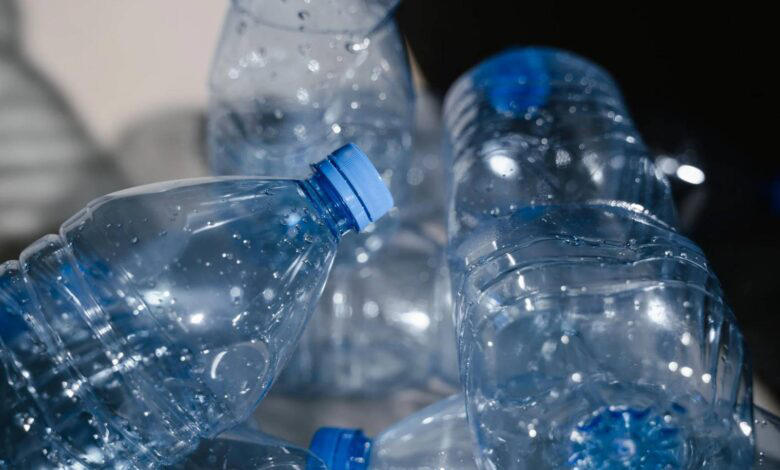 მთავრობის გადაწყვეტილებით, პლასტმასის ბოთლებში სასმლის წარმოების იმპორტისა და ბაზარზე განთავსების რეგულაციის ამოქმედება 4 წლით გადავადდა