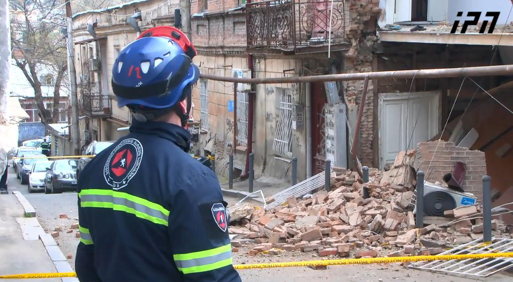თბილისში, ვასო აბაშიძის ქუჩაზე ორსართულიანი საცხოვრებელი სახლის კედელი ჩამოინგრა