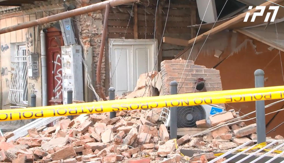 მთაწმინდის რაიონის გამგეობა - ვასო აბაშიძის ქუჩაზე ჩამონგრეული სახლი არ იყო შეფასებული როგორც ავარიული, შესაბამისად, გამგეობაში მოსახლეობის მხრიდან მომართვა არ ფიქსირდება