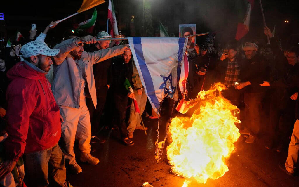 ირანელები, ცეცხლის შეწყვეტის გამოცხადების შემდეგ, თეირანის ქუჩებში შეიკრიბნენ