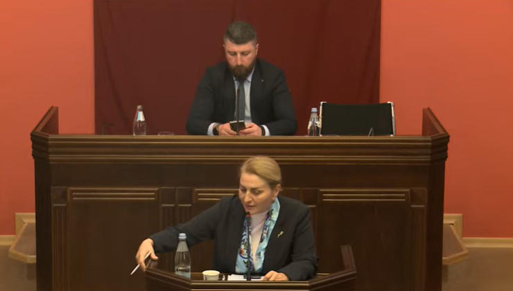 იურიდიულ საკითხთა კომიტეტში, ფრაქცია „საქართველოსთვის“ კანონპროექტის განხილვა, რომელიც აქციებზე დაჯარიმებული მოქალაქეების ჯარიმა-საურავებისგან გათავისუფლებას ითვალისწინებს, კამათის ფონზე მიმდინარეობს