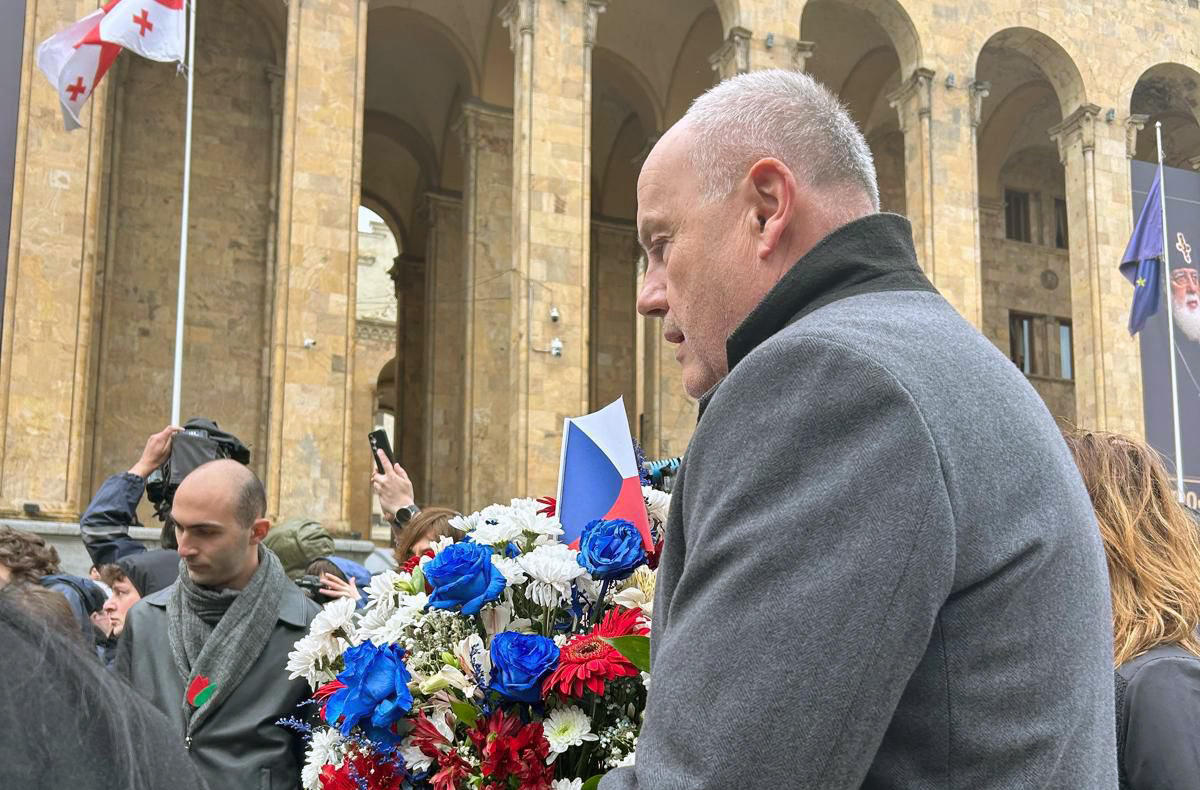 ჩეხეთის ელჩმა 9 აპრილს დაღუპულ გმირებს პატივი მიაგო