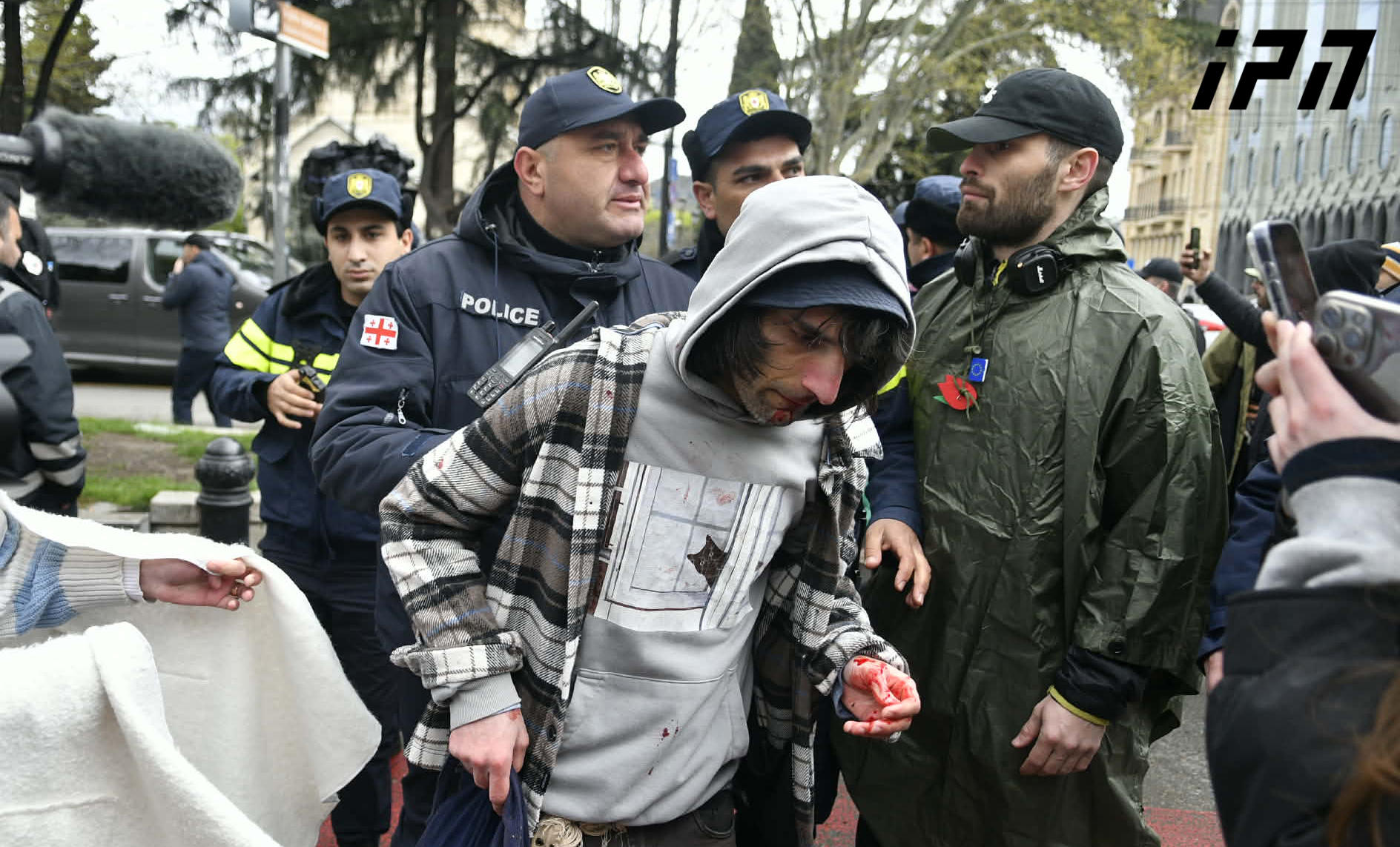 პარლამენტთან მყოფ მოქალაქეებს შორის ფიზიკური დაპირისპირება მოხდა - პოლიციამ, სავარაუდოდ, ერთი პირი დააკავა