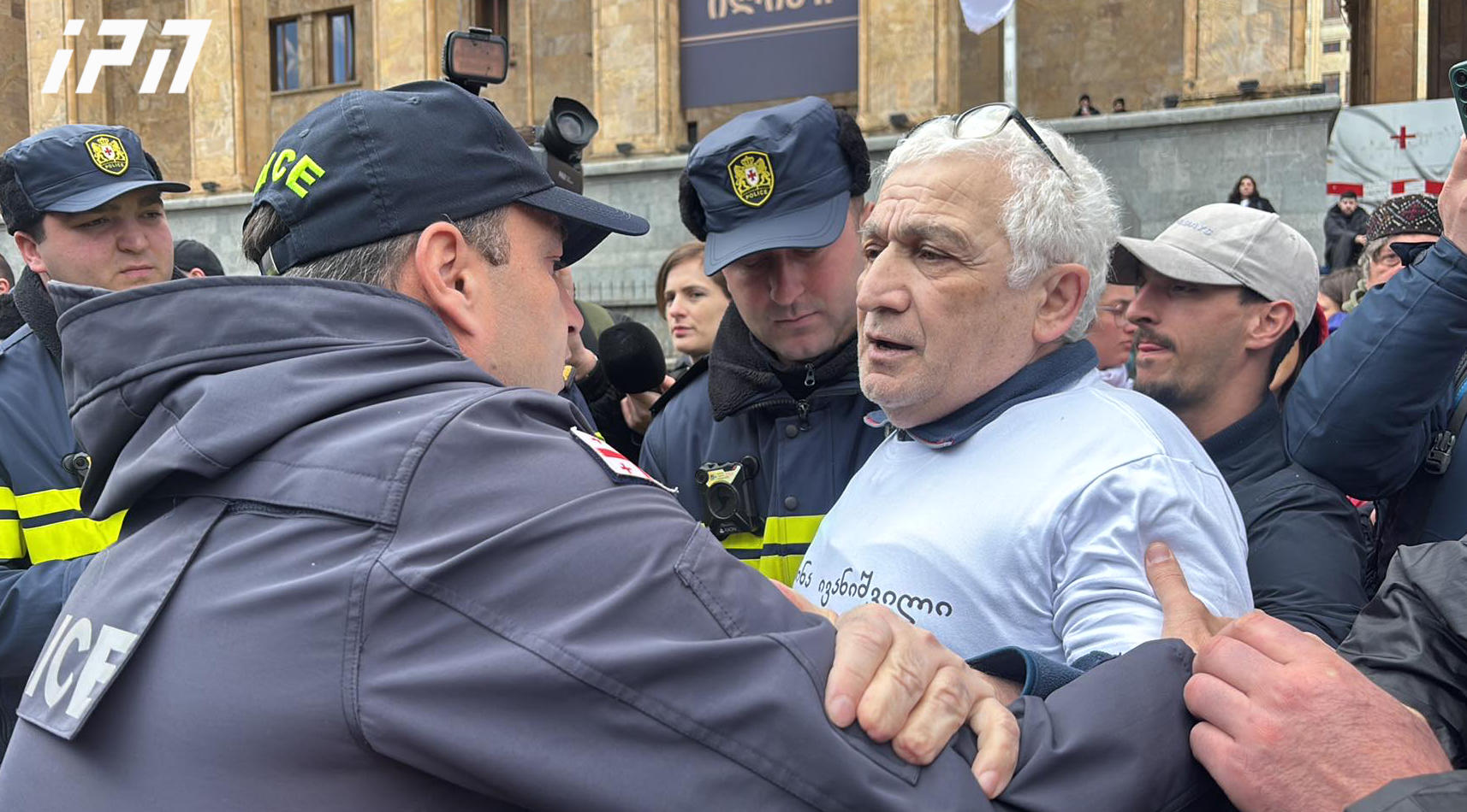 აქტივისტის ინფორმაციით, პარლამენტთან დააკავეს მამაკაცი, რომელიც ცდილობდა მემორიალიდან ხელისუფლების წარმომადგენლების მიერ მიტანილი ყვავილები გაეტანა