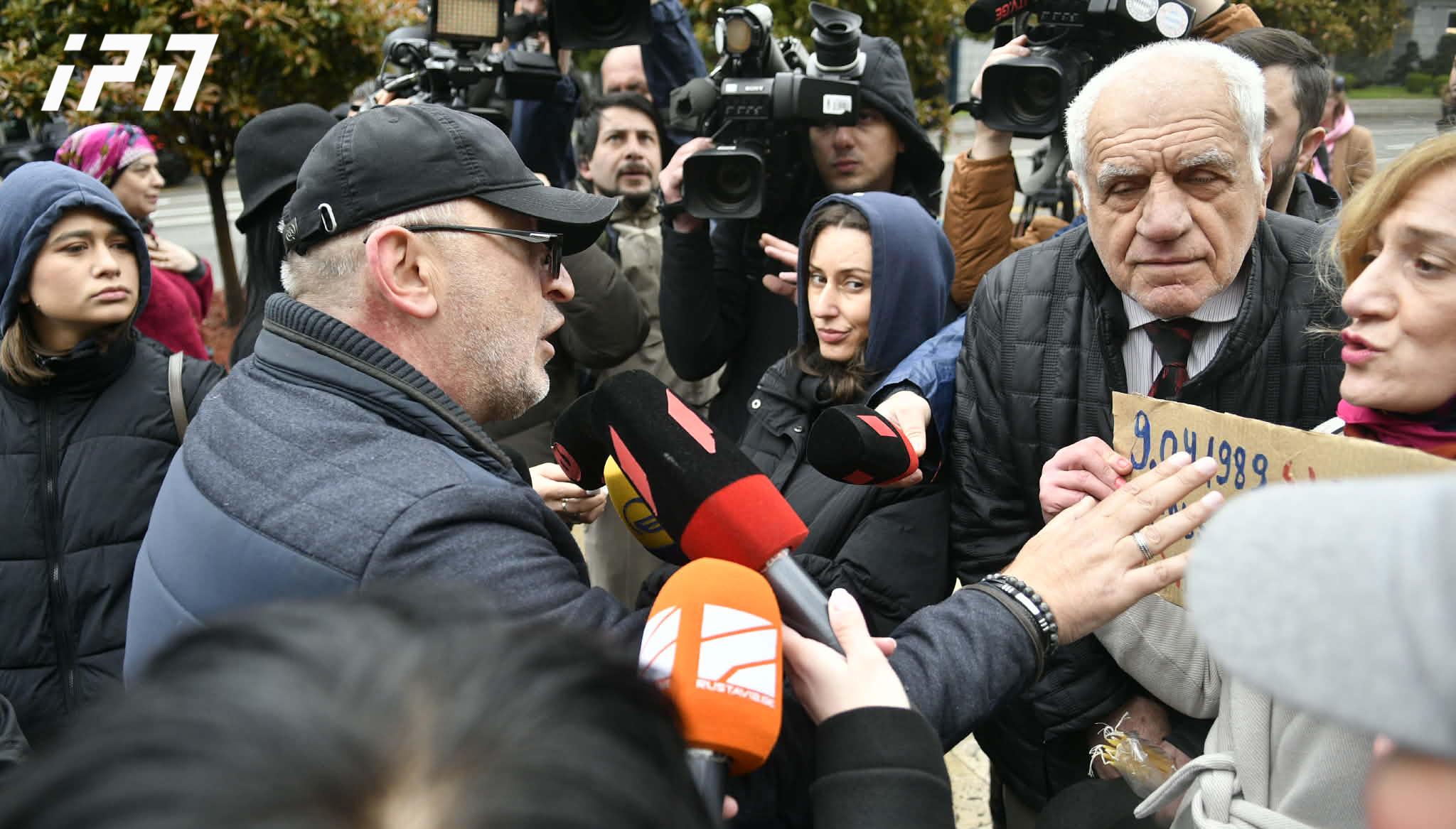 რუსთაველის გამზირზე, სადაც 9 აპრილის მემორიალთან მოქალაქეები დაღუპულთათვის პატივის მისაგებად მიდიან, ცოტა ხნის წინ ხმაური იყო