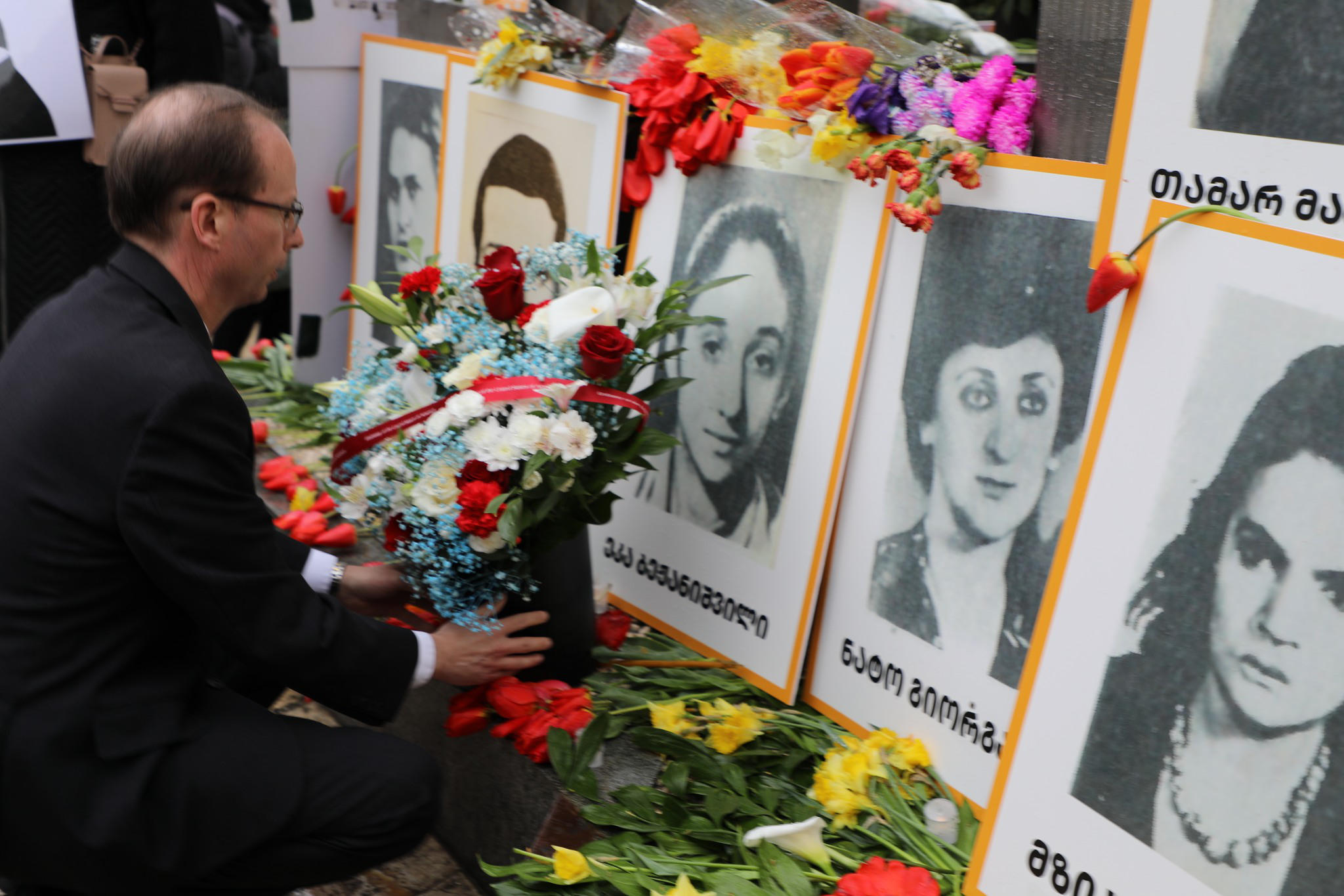 აშშ-ის ელჩის მოვალეობის შემსრულებელმა ალან პერსელმა 9 აპრილს დაღუპულთა ხსოვნას პატივი მიაგო