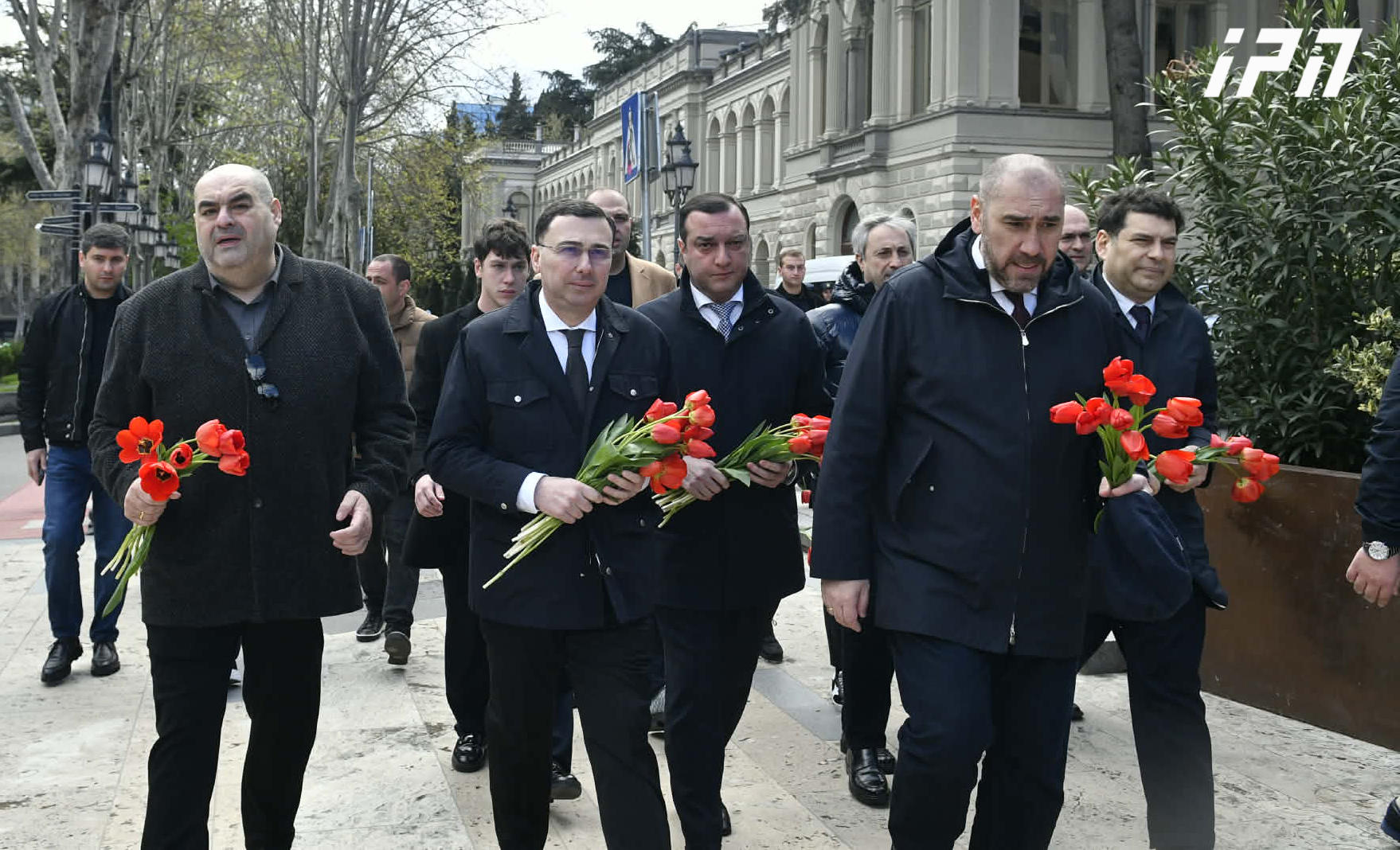 9 აპრილის მემორიალთან მისულ საკრებულოს თავმჯდომარეს, საკრებულოს წევრებსა და მერის მოადგილეებს აქციის მონაწილეები საპროტესტო შეძახილებით დახვდნენ