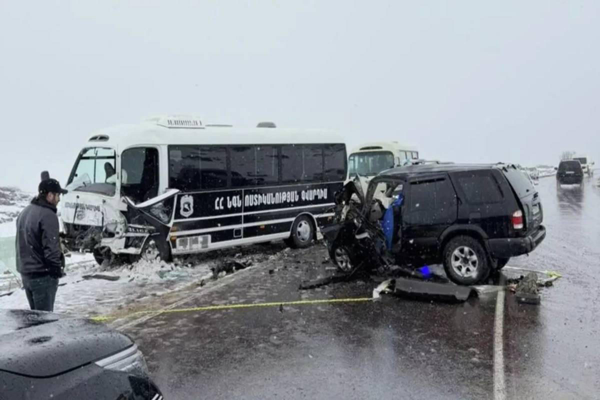 მედია - სომხეთში ნიკოლ ფაშინიანისა და მისი მხარდამჭერების თანმხლები პოლიციის ავტობუსი ავარიაში მოჰყვა - არის მსხვერპლი