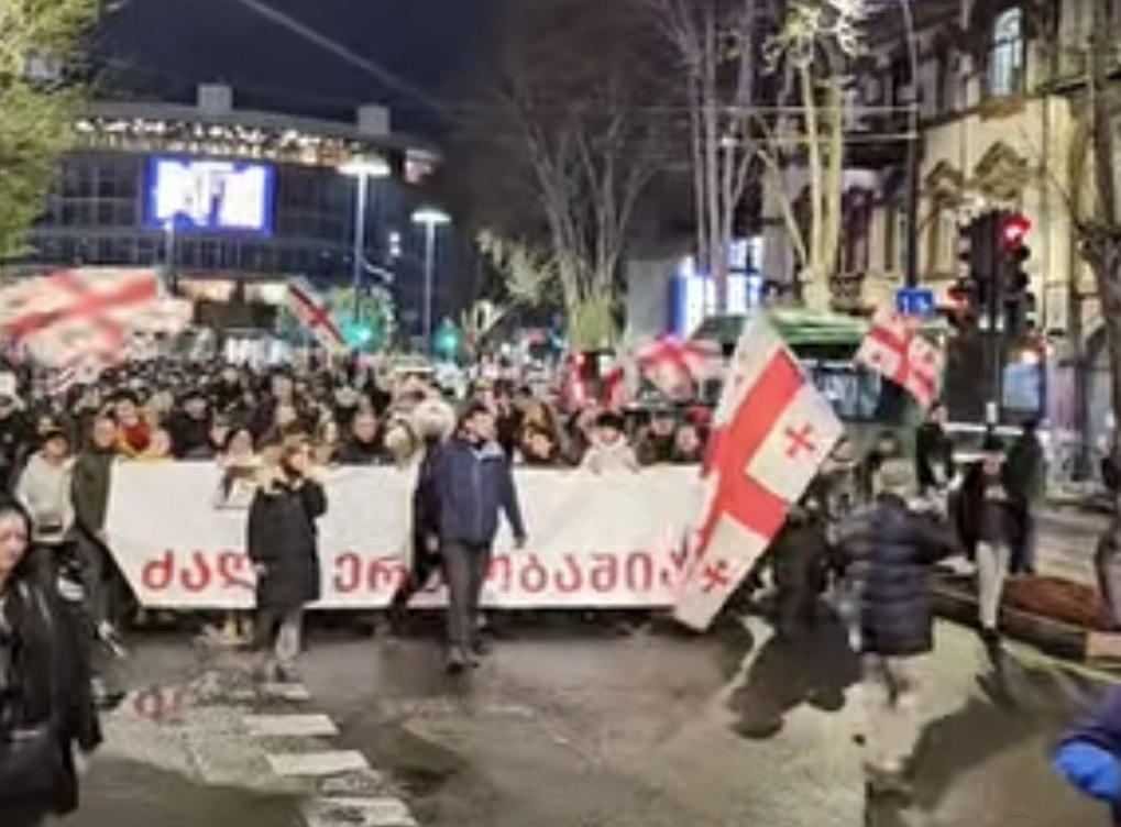 ფილარმონიიდან პარლამენტისკენ სახელწოდებით - „წინააღმდეგობის 500 დღე“, საპროტესტო მარში გაიმართა, რის შემდეგაც საკანონმდებლო ორგანოსთან აქცია განახლდა