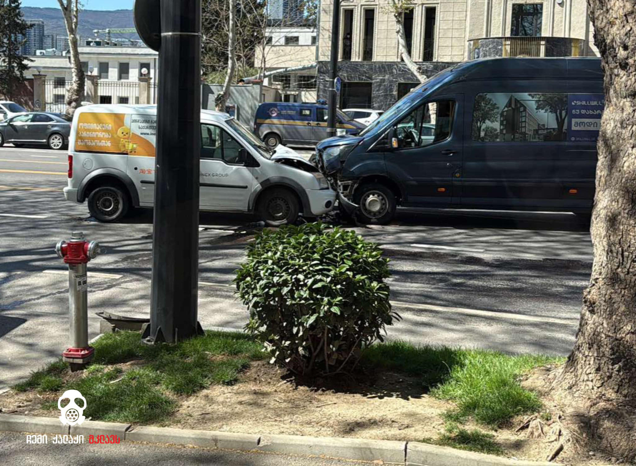 წერეთლის გამზირზე სამგზავრო მიკროავტობუსი მანქანას დაეჯახა, ორი ადამიანი დაშავდა