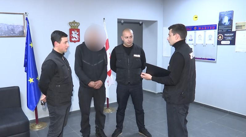 კახეთში დააკავეს პირი, რომელმაც მიუსაფარ ძაღლს ბასრი საგნის გამოყენებით დაზიანებები მიაყენა