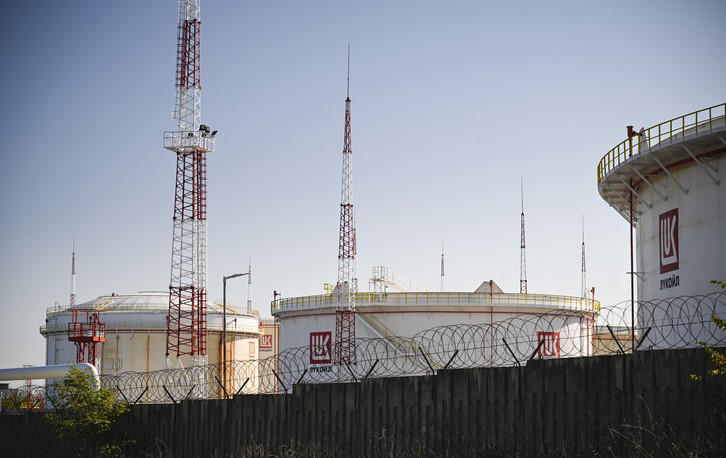 Politico - აშშ-მა რუსული ნავთობის წინააღმდეგ დაწესებული სანქციების მოქმედება აღადგინა