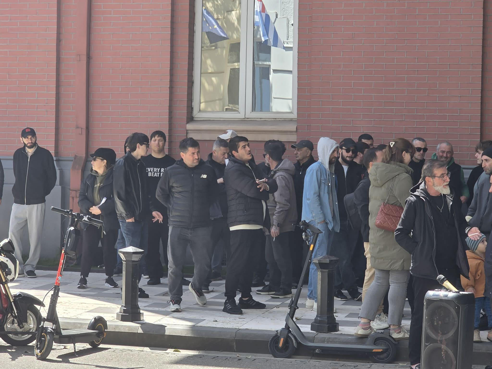 „მოპედი შენობა არ არის, რომ დაანგრიოთ!“ - ამ ლოზუნგით ბათუმში 300-მდე თვითდასაქმებულმა პირმა აქცია გამართა