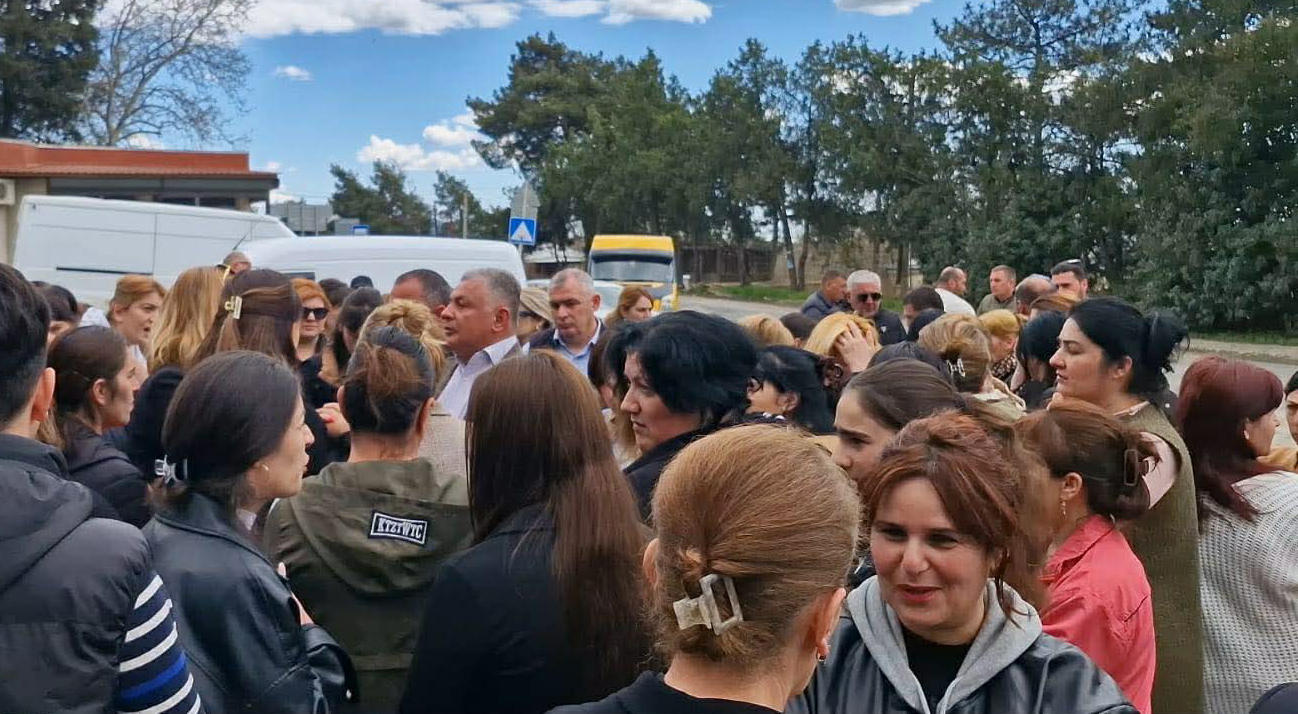 „ლელოს“ საგარეჯოს ორგანიზაციის თავმჯდომარის განცხადებით, სოფელ მანავის საჯარო სკოლის მოსწავლეების მშობლები რამდენიმე დღეა აქციებს მართავენ