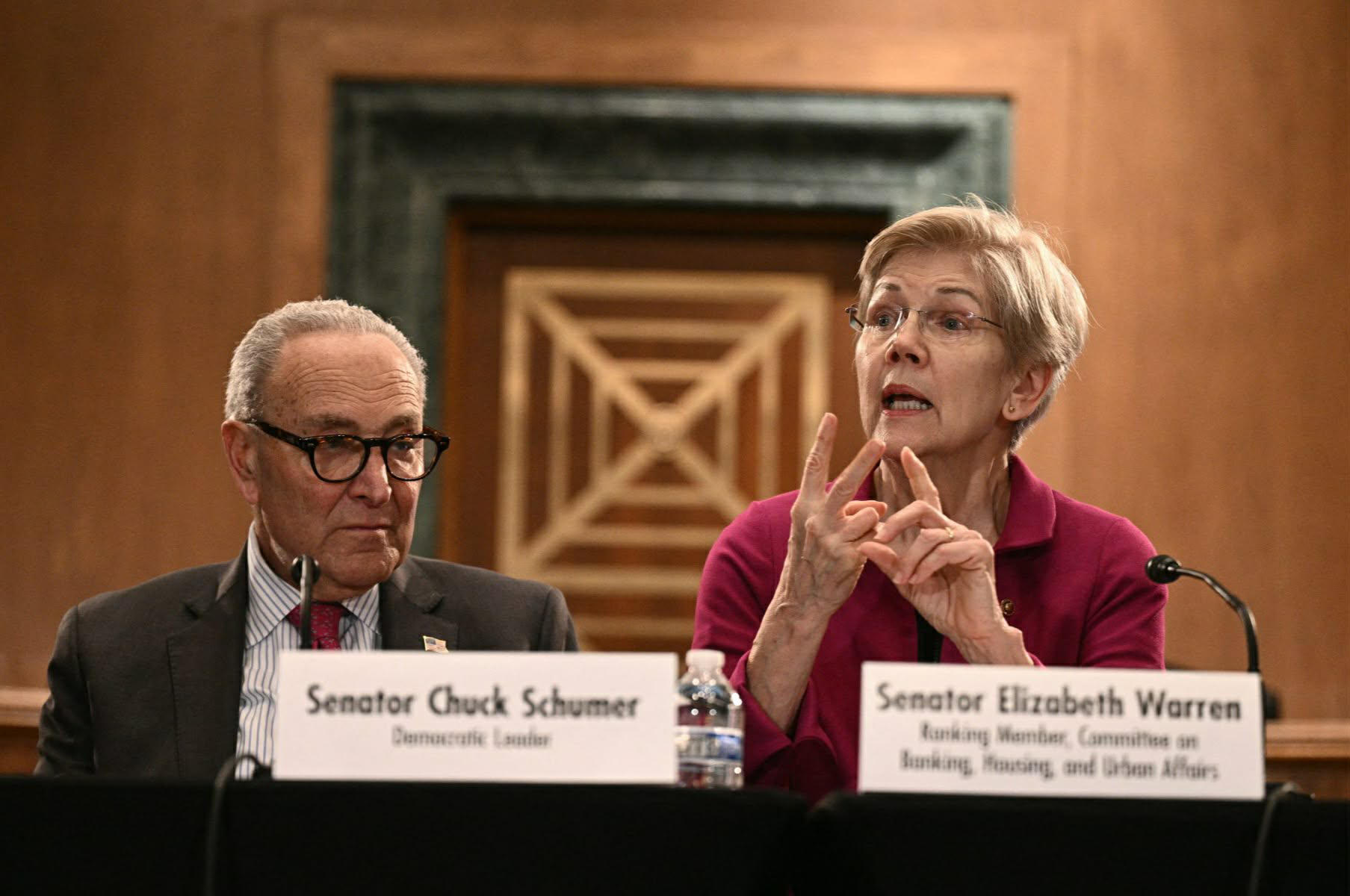 „დემოკრატმა“ სენატორებმა დონალდ ტრამპის ადმინისტრაცია რუსული ნავთობის წინააღმდეგ დაწესებული სანქციების შემსუბუქებისთვის გააკრიტიკეს