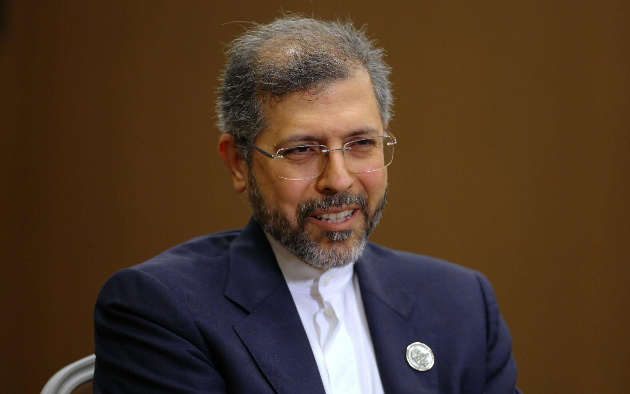 ირანის საგარეო საქმეთა მინისტრის მოადგილე - პრეზიდენტი ტრამპი ბევრს ლაპარაკობს