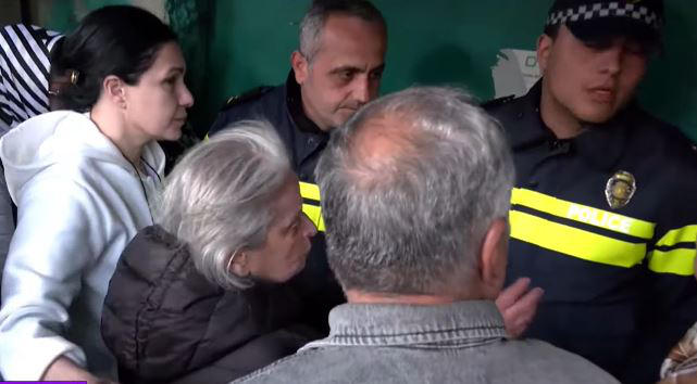 ზემო ფონიჭალაში, ბერი ნიკოლოზის საცხოვრებელ სახლთან ვითარება რამდენჯერმე დაიძაბა