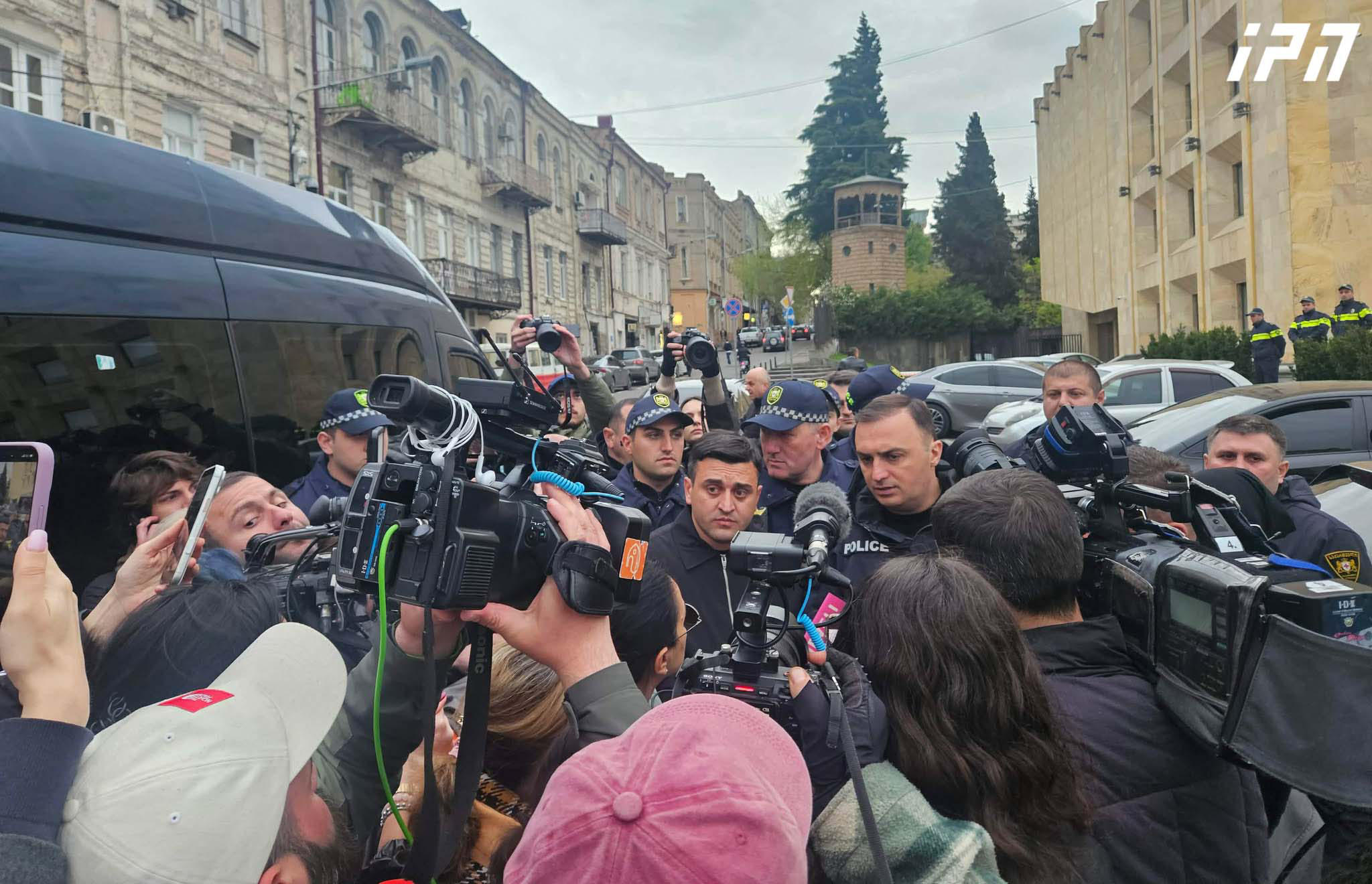 დიუშენით დაავადებული ბავშვების მხარდამჭერ აქციაზე ხმაური იყო - მშობლები აცხადებენ, რომ პოლიციამ „პუფების“ მიტანის უფლება არ მისცა