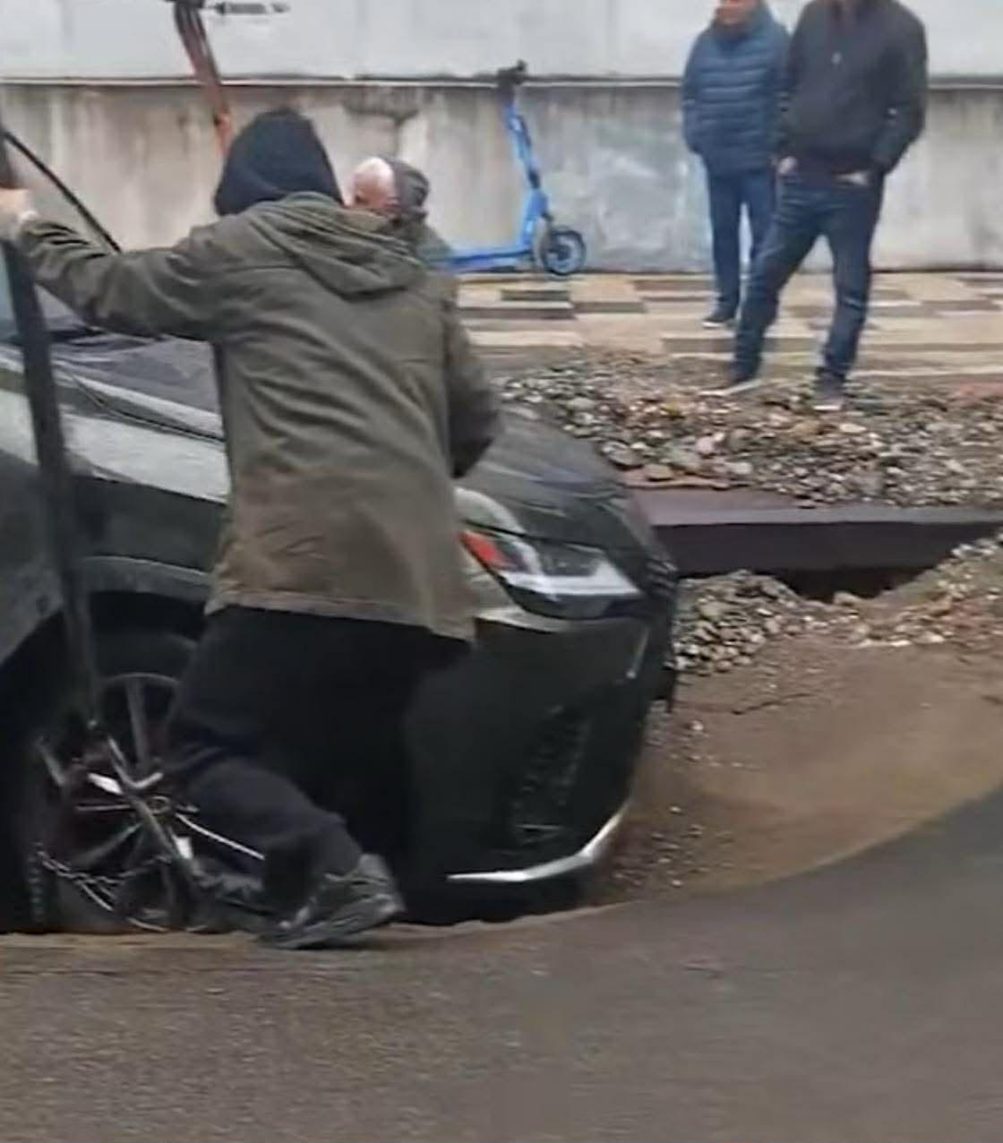 ბათუმში საავტომობილო გზა ჩავარდა და მსუბუქი ავტომობილი ჩაიყოლა