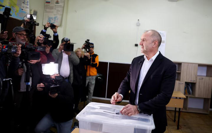 წინასწარი შედეგებით, ბულგარეთის არჩევნებში ყოფილი პრეზიდენტის, რუმენ რადევის პარტია ლიდერობს