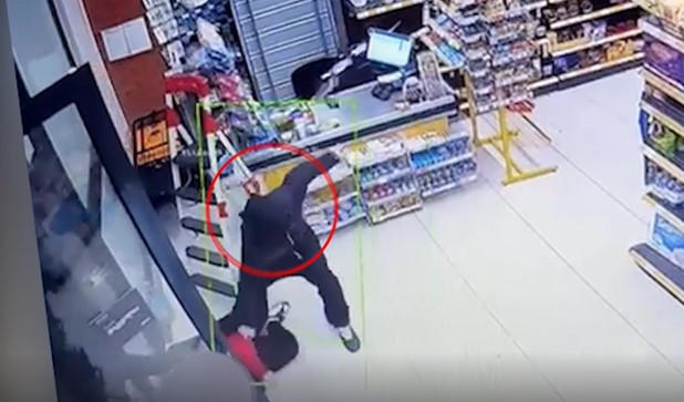 შსს - დაკავებულია არასრულწლოვანი, რომელიც თანამზრახველთან ერთად, თბილისში მდებარე სხვადასხვა მაღაზიათა ქსელში წინასწარი შეთანხმებით შედიოდა - ძალის გამოყენებით, ჯამში 6000 ლარამდე თანხა გაიტაცეს