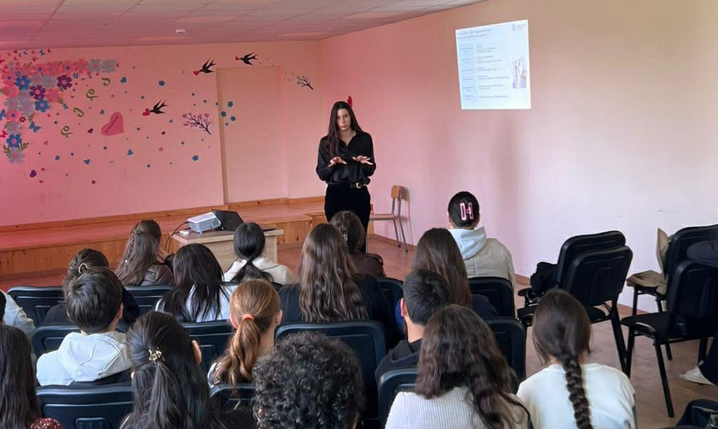 GCCA-ის წარმომადგენლებმა ქვემო ქართლის საჯარო სკოლების მოსწავლეებთან მომხმარებელთა უფლებების დაცვის თემაზე შეხვედრები გამართეს