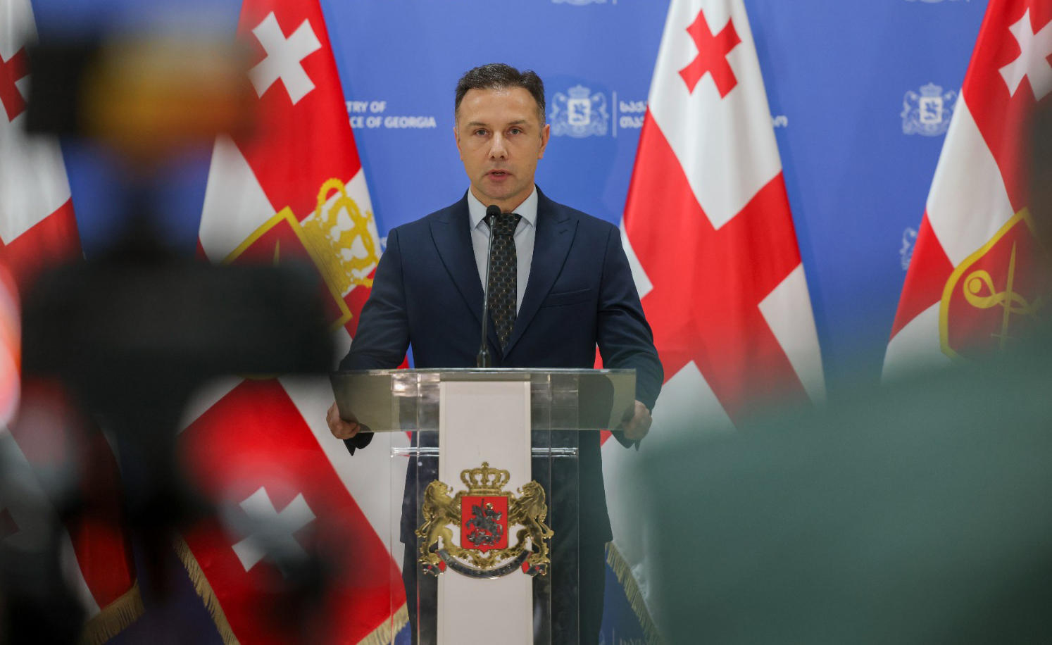 თავდაცვის სამინისტრო - დაკავებულია პირი, რომელიც ყალბი სამედიცინო დოკუმენტების გამოყენებით, სამხედრო სამსახურისგან თავის არიდებაში 30-ზე მეტ პირს დაეხმარა და თაღლითურად დაეუფლა 100 000 ლარზე მეტ თანხას