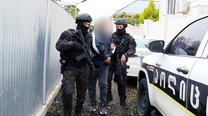 პოლიციამ, მარნეულში ცრუ ჩვენების მიცემისა და ჯგუფურად ჩადენილი ხულიგნობის ბრალდებით 11 პირი დააკავა, ერთ პირს კი ჯანმრთელობის განზრახ მძიმე დაზიანების ფაქტზე ბრალი დაუსწრებლად წარედგინება